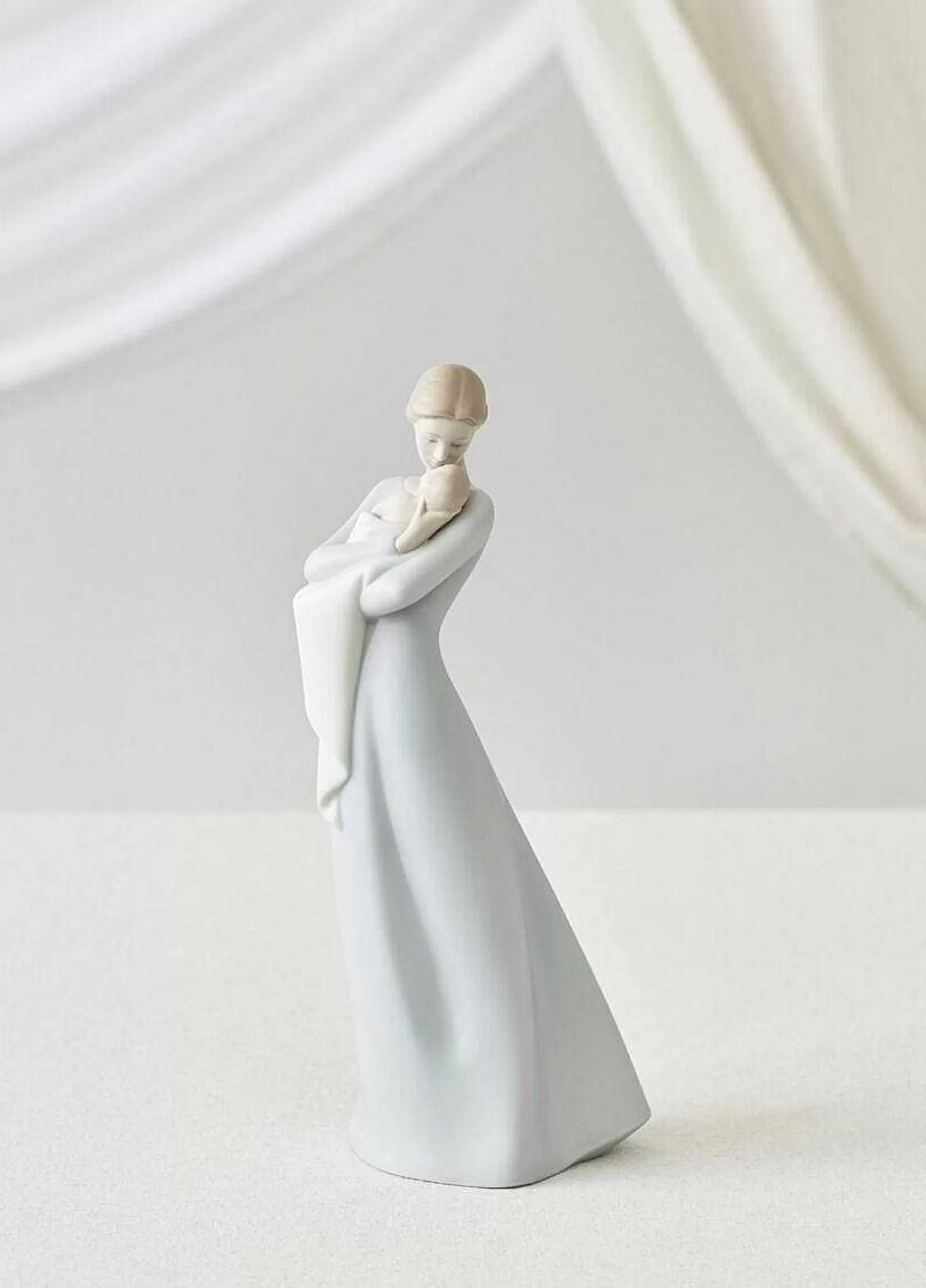 Lladró A Mother'S Embrace Figurine^ Heritage