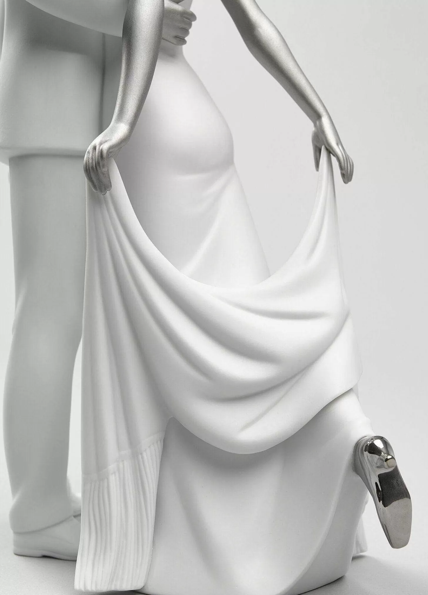 Lladró Happy Anniversary Couple Figurine. Silver Lustre^ Heritage