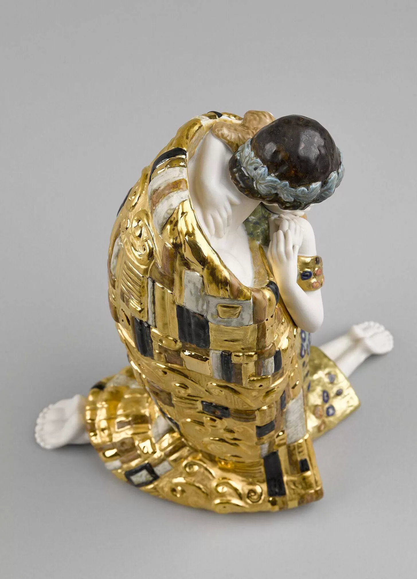 Lladró The Kiss Couple Sculpture. Golden Luster^ Love