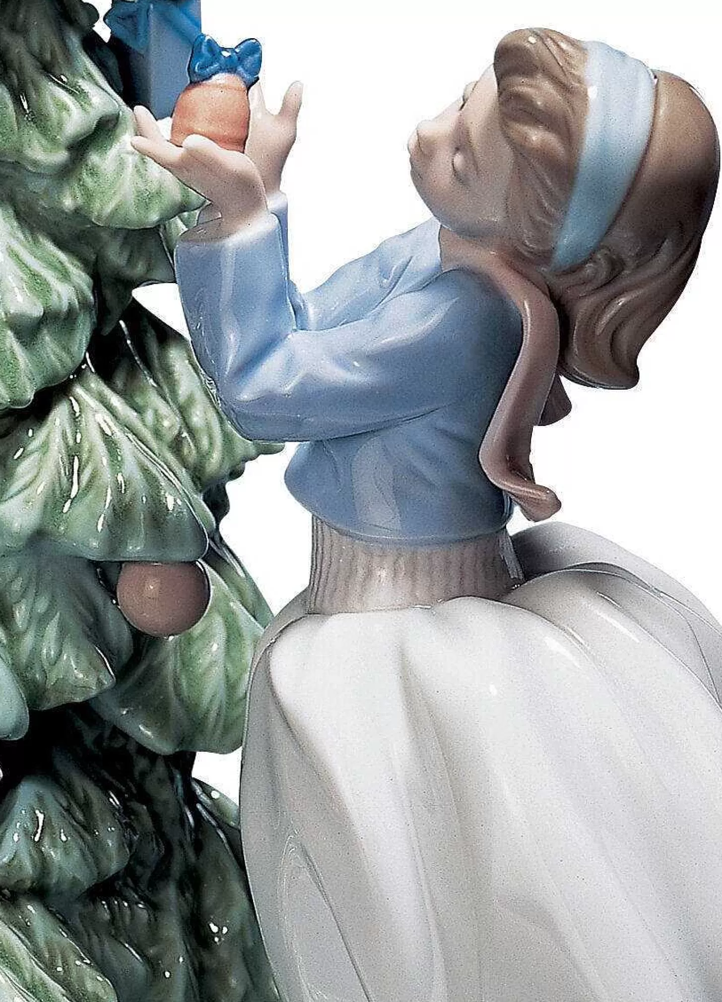 Lladró Trimming The Tree Figurine^ Children
